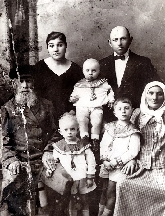 Family of Naum Balan Family of Naum Balan. The photo was taken in 1929 in Tiraspol.